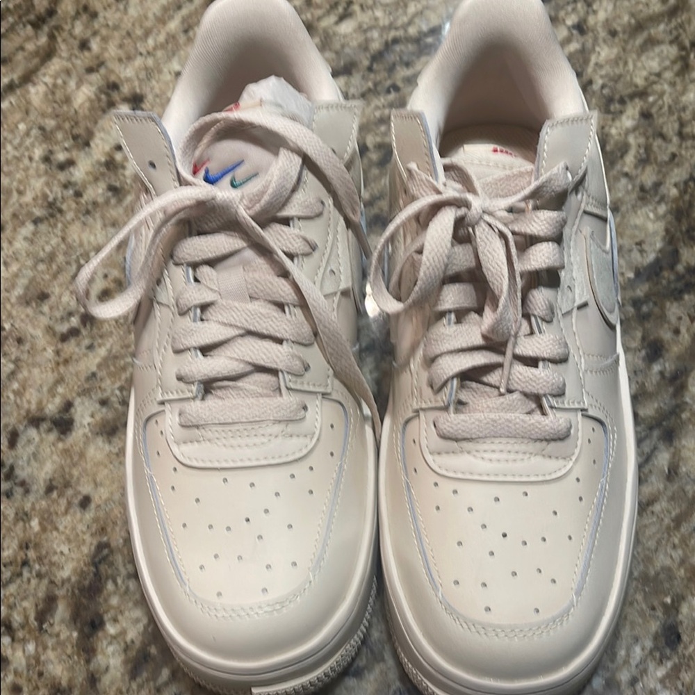New Nike Women’s Air Force 1 Shadow Sneakers Beige with Pink Accent - Picture 2 of 5